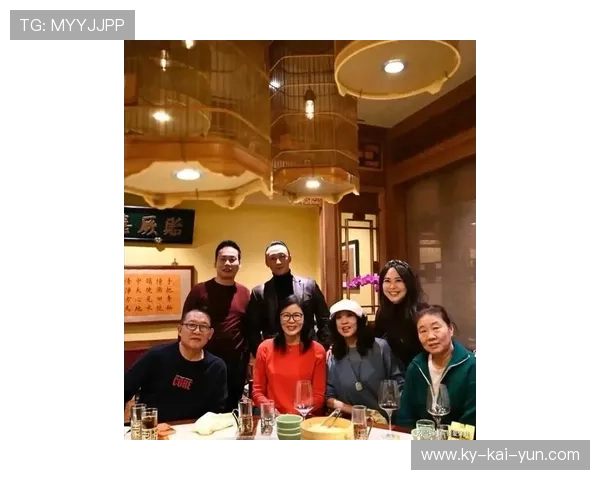 郎平夫妇盛装亮相洛杉矶跨年活动，退役名帅生活丰富多彩