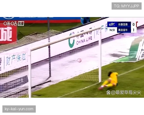 关键时刻:门将冲出禁区头球解围,化解对手单刀机会 关键时刻:门将冲出禁区头球解围,化解对手单刀机会